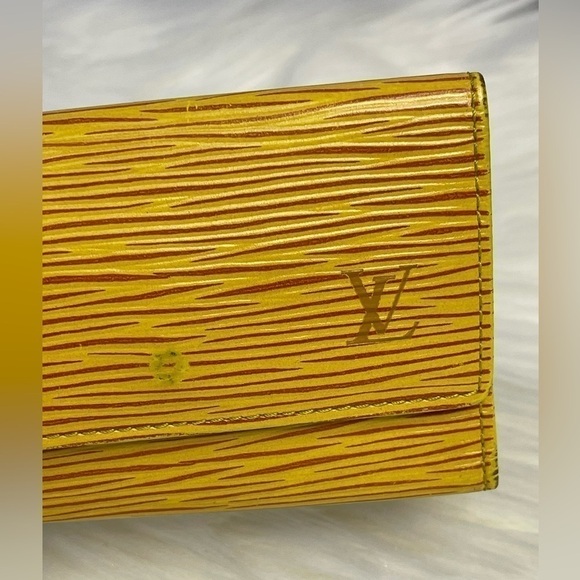 LOUIS VUITTON epi leather 6 key holder in mustard - Picture 5 of 15